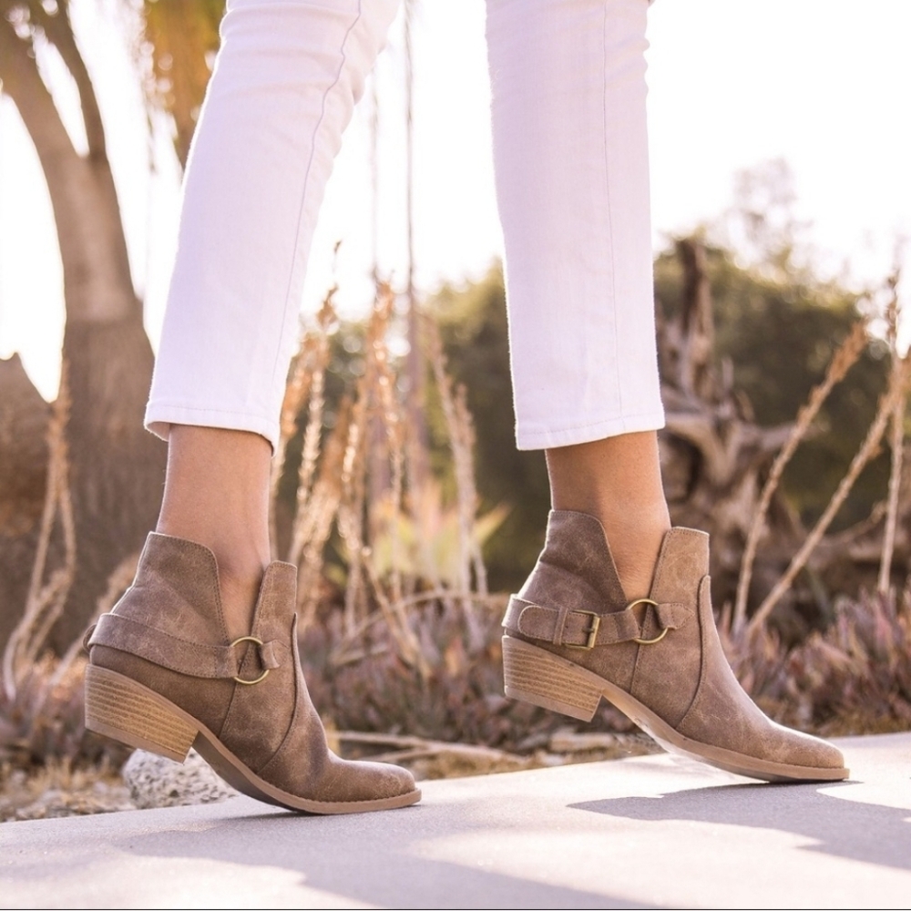 Qupid Taupe Ankle Boots With Buckle